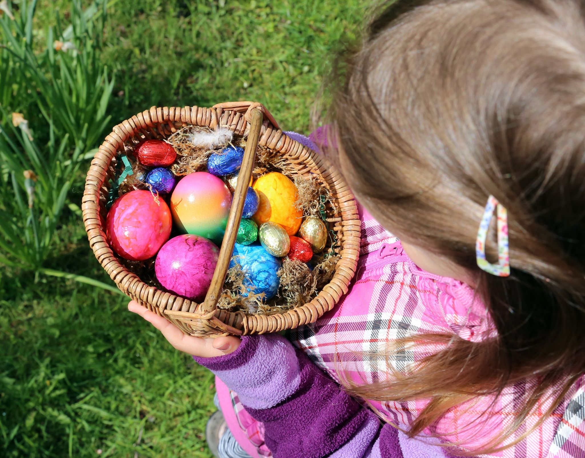 Eierschalen, die mit Lebensmittelfarben bemalt wurden, gehören in die Biotonne. Wurden sie aber mit Glitzer oder Metallicfarben eingefärbt, müssen sie in den Restmüll geworfen werden.