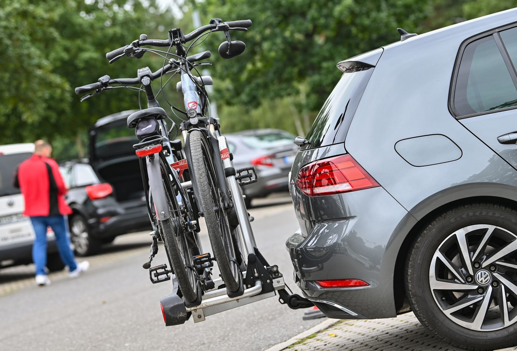 Bei der Auswahl einer Anhängerkupplung für den Fahrradtransport sollte darauf geachtet werden, dass sie den erforderlichen Mindestwerten entspricht.