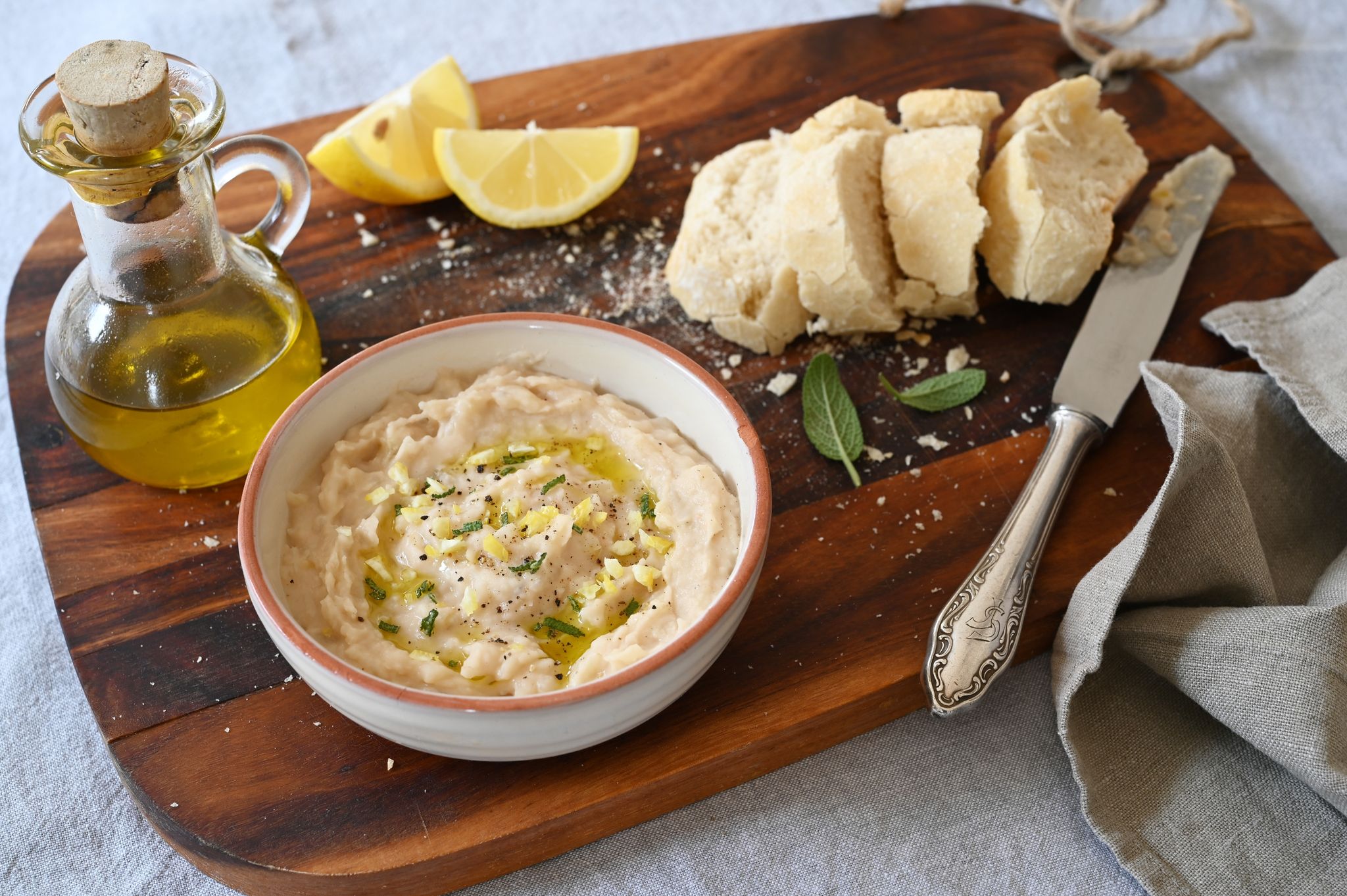 Knoblauch, Zwiebeln, Salbei und eingelegte Salzzitronen heben die pürierten Bohnen auf ein fruchtig-leckeres Level.