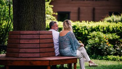 Um die Leere im Leben auszufüllen, halten Männer nach dem Verlust der Partnerin häufig recht schnell Ausschau nach einer neuen Partnerin.