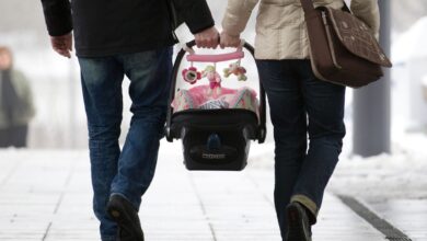 Im Wochenbett brauchen Mütter Unterstützung. Hilfreich ist es, wenn der zweite Elternteil in den ersten Lebenswochen des Kindes Elternzeit hat.