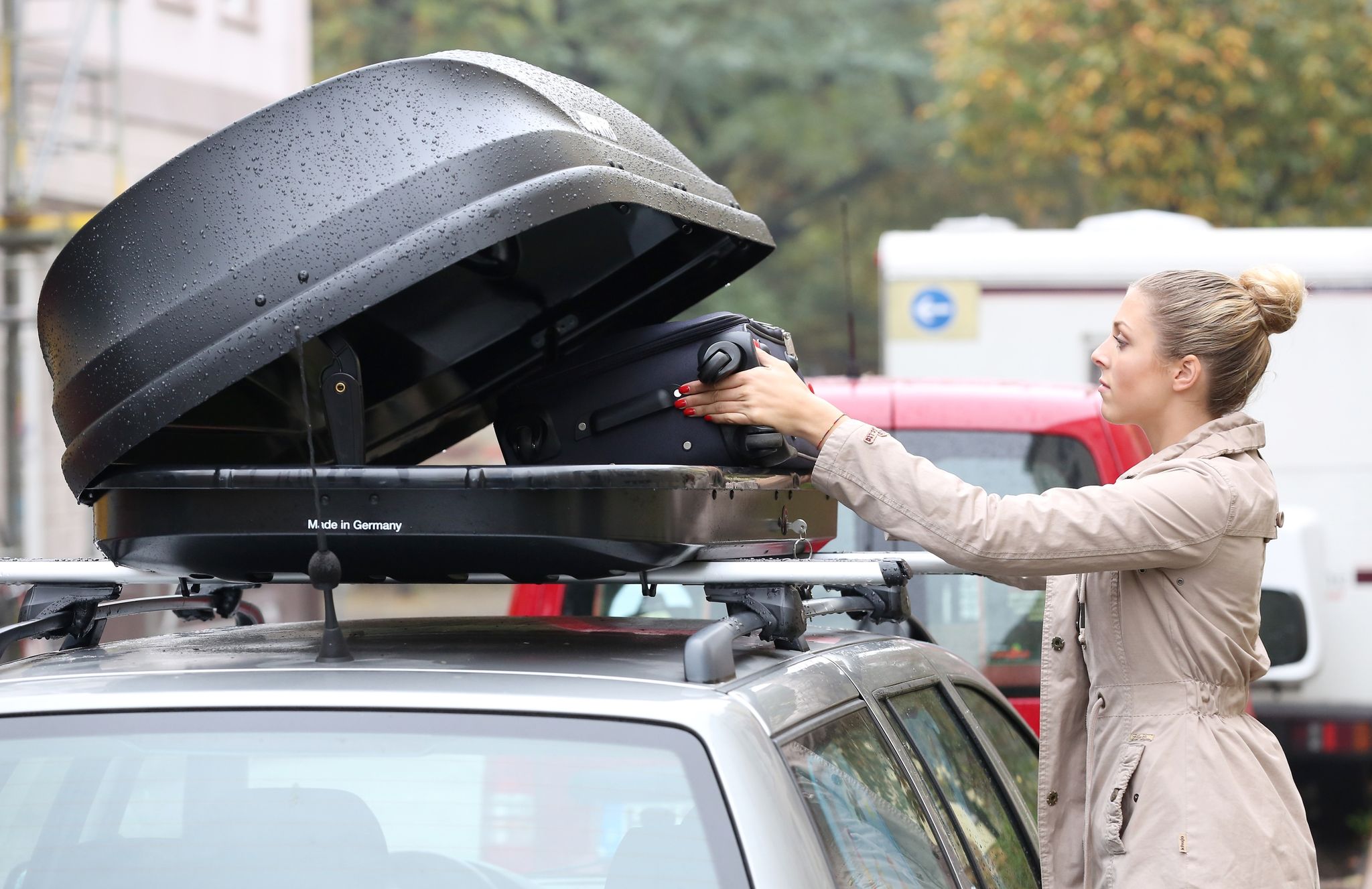 Die maximal zulässige Last für die Dachbox steht in der Bedienungsanleitung und liegt in der Regel zwischen 30 und 100 Kilogramm.