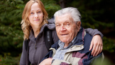 Großvater und Enkelin. Bild: Adobestock