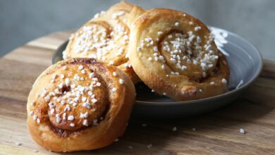 Wer am Abend die Teigschnecken schon fertig vorbereitet, braucht sie am Morgen nur noch in den Ofen schieben und kann die Zimtschnecken zum Frühstück warm genießen.