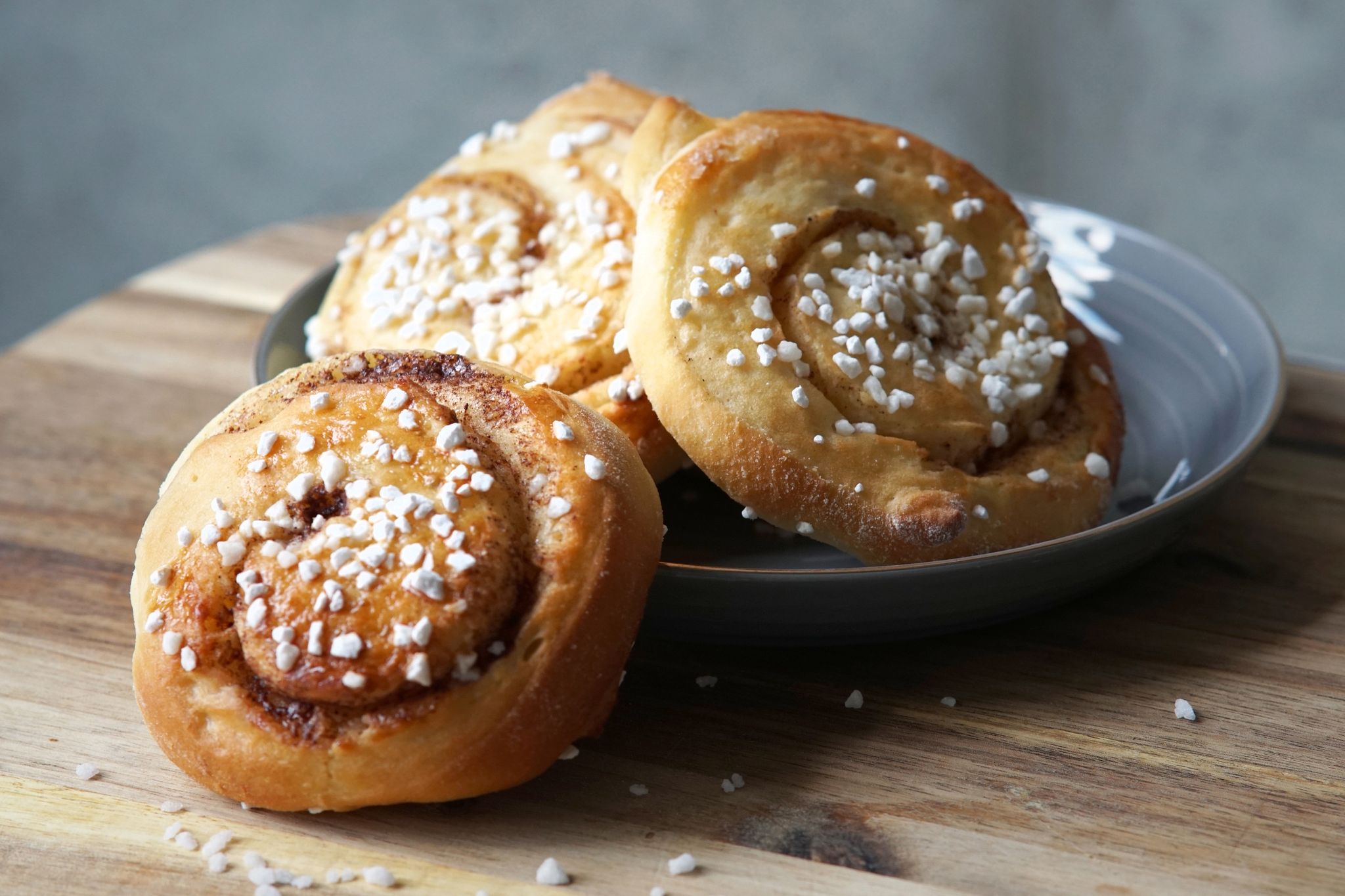 Wer am Abend die Teigschnecken schon fertig vorbereitet, braucht sie am Morgen nur noch in den Ofen schieben und kann die Zimtschnecken zum Frühstück warm genießen.