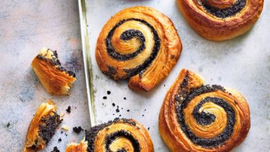 Der Plunderteig für die Mohnschnecken aus Teig- und Butterschichten sollte so oft gefaltet werden, dass er am Ende 27 Butterschichten erhält.