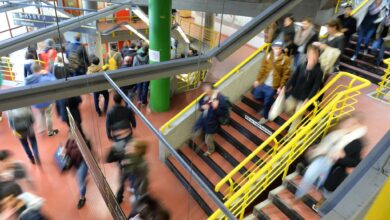 Studierende als potenzielle Kundengruppe: Werden auf dem Campus Verträge für Geldanlagen oder Versicherungen angeboten, sollte man skeptisch sein.