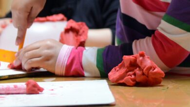 Knetmasse ist ein beliebtes Spielzeug für kreative Kinderhände.