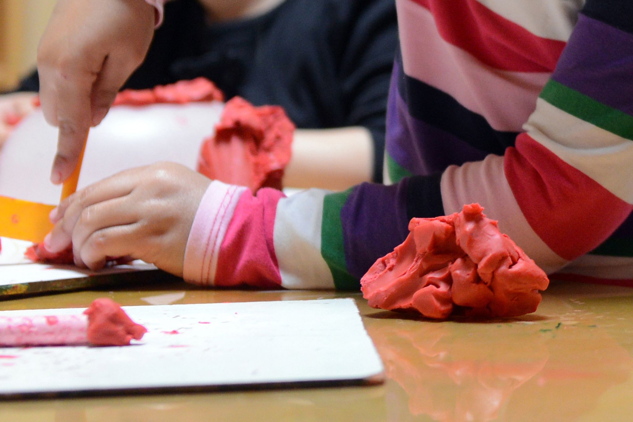 Knetmasse ist ein beliebtes Spielzeug für kreative Kinderhände.