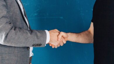 Erst mal kennenlernen: Laut einer Umfrage halten 42 Prozent der Befragten eine Probezeit von drei Monaten für angemessen.