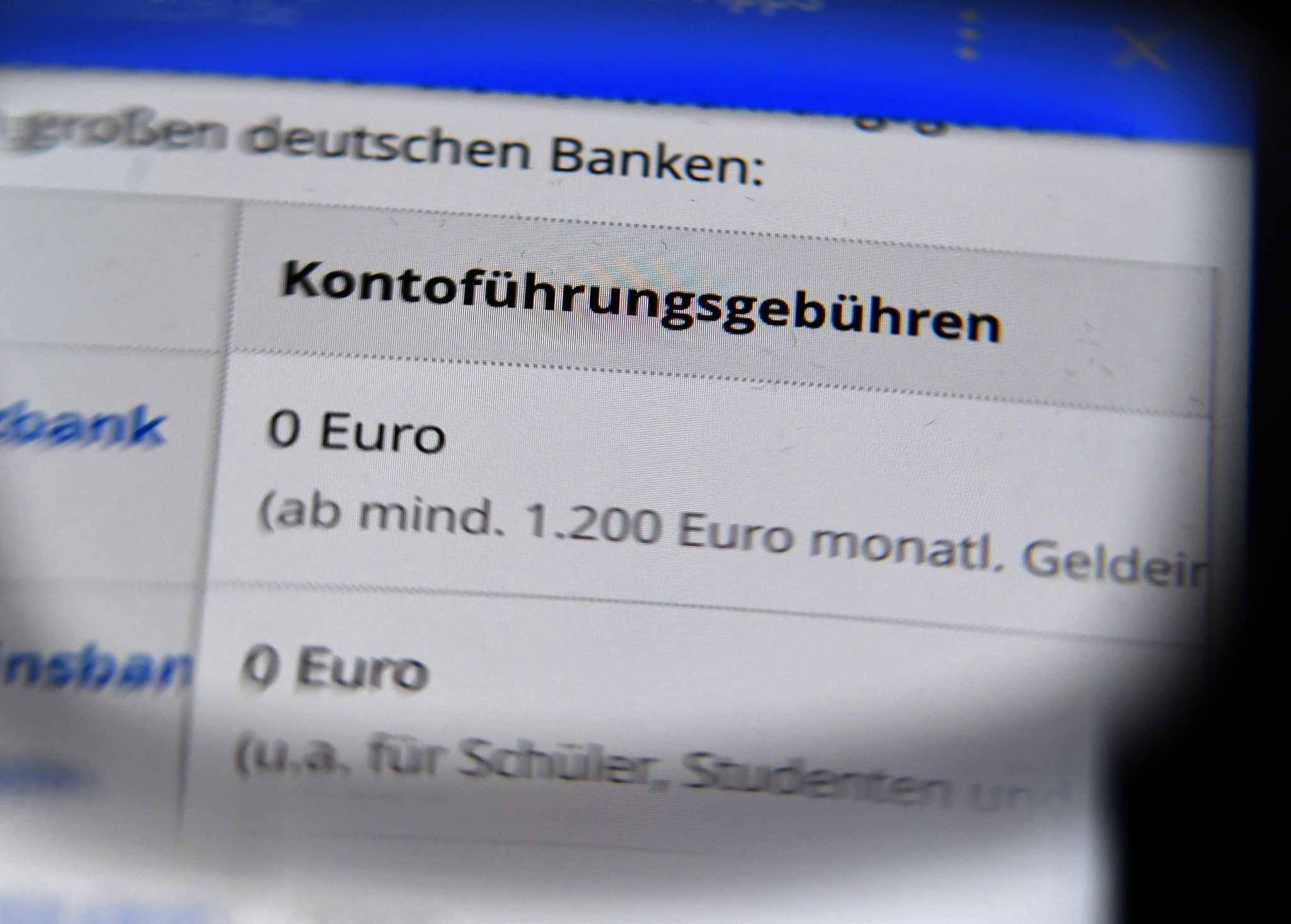 Wer mehr als 50 Euro pro Jahr für sein Konto ausgibt, sollte prüfen, ob es Alternativen mit vergleichbarem Leistungsumfang woanders günstiger gibt und gegebenenfalls die Bank wechseln.