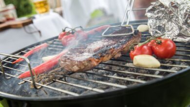 Blöd, wenn es ausgerechnet jetzt anfängt zu regnen. Den glühenden Grill dann in geschlossene Räume zu verlegen, ist allerdings sehr gefährlich.