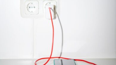 Elektronische Geräte wie Handys oder Notebooks lässt man während des Ladevorgangs besser nicht unbeaufsichtigt.