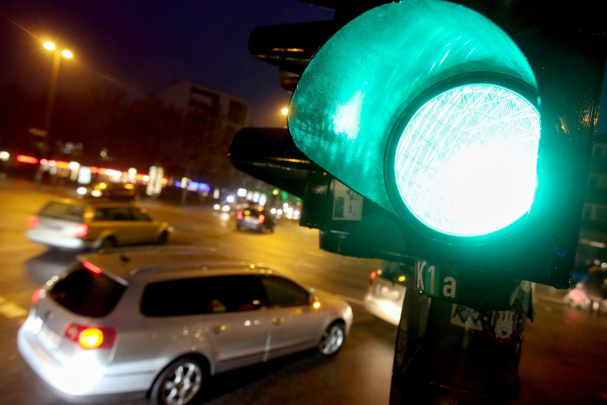 Grün heißt Fahren, aber vorsichtig: Auf Fußgänger und Radfahrer müssen Autofahrer beim Abbiegen besondere Rücksicht nehmen.