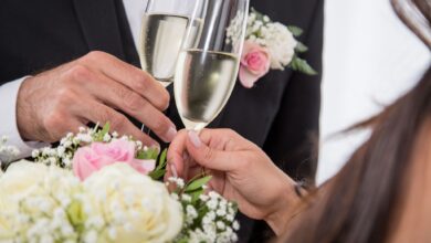 Erst der Sektempfang, dann die Hochzeitstorte, später die Festtafel: Eine Hochzeit wird schnell teuer. Ist da die Lösung, die Gäste zur Kasse zu bitten?