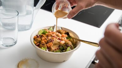 Wenn's schnell gehen muss: viele Beschäftigte greifen zu vermeintlich gesunden Fertiggerichten aus der Systemgastronomie.
