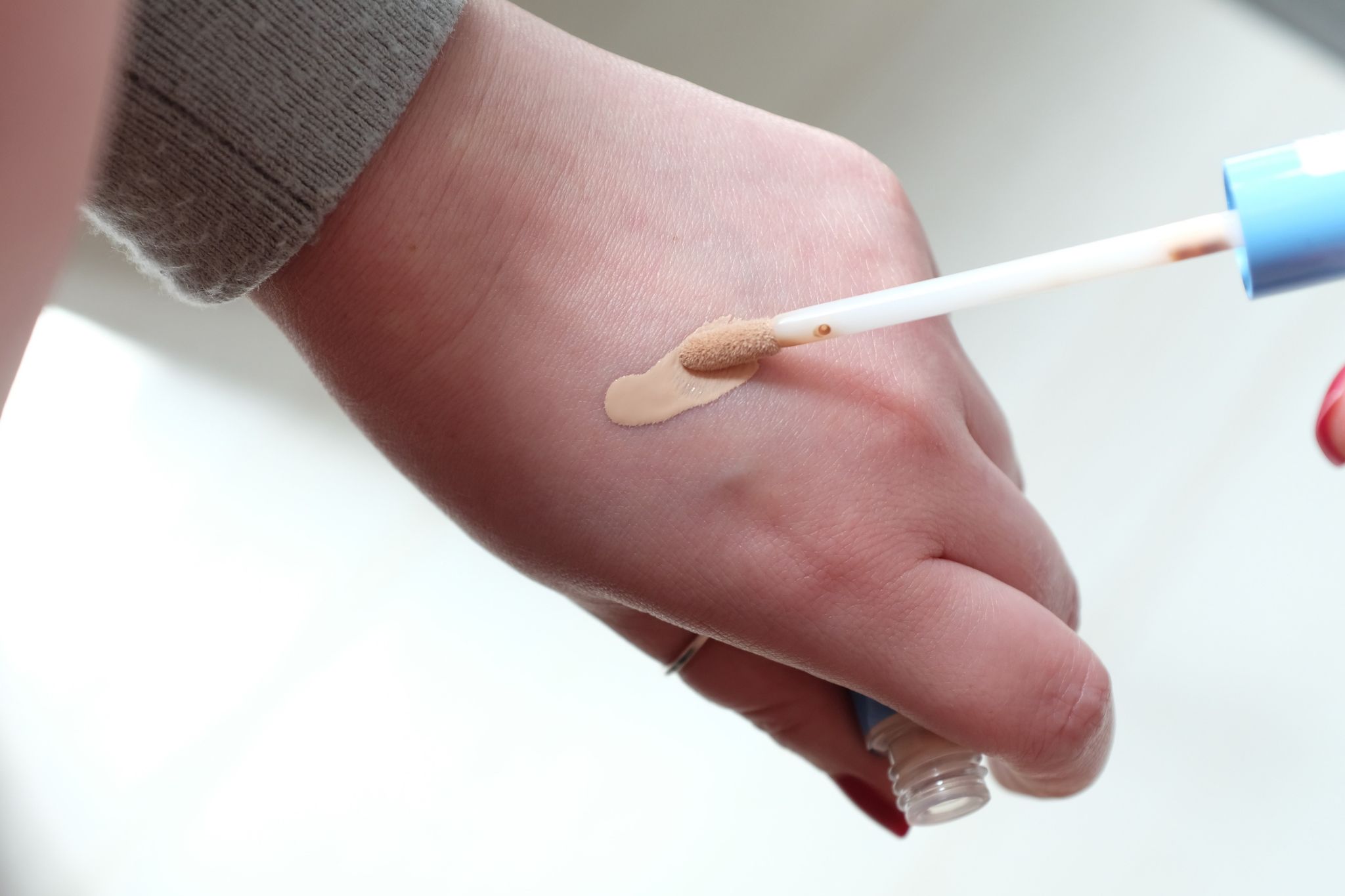 Concealer sollen Augenringe, Unebenheiten und Rötungen abdecken. Eine Untersuchung von «Öko-Test» zeigt, dass viele Produkte problematische Inhaltsstoffe enthalten.