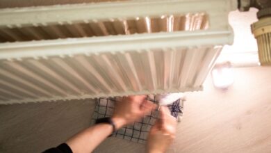 Schritt 1: Ein feuchtes Tuch unter die Heizung legen.