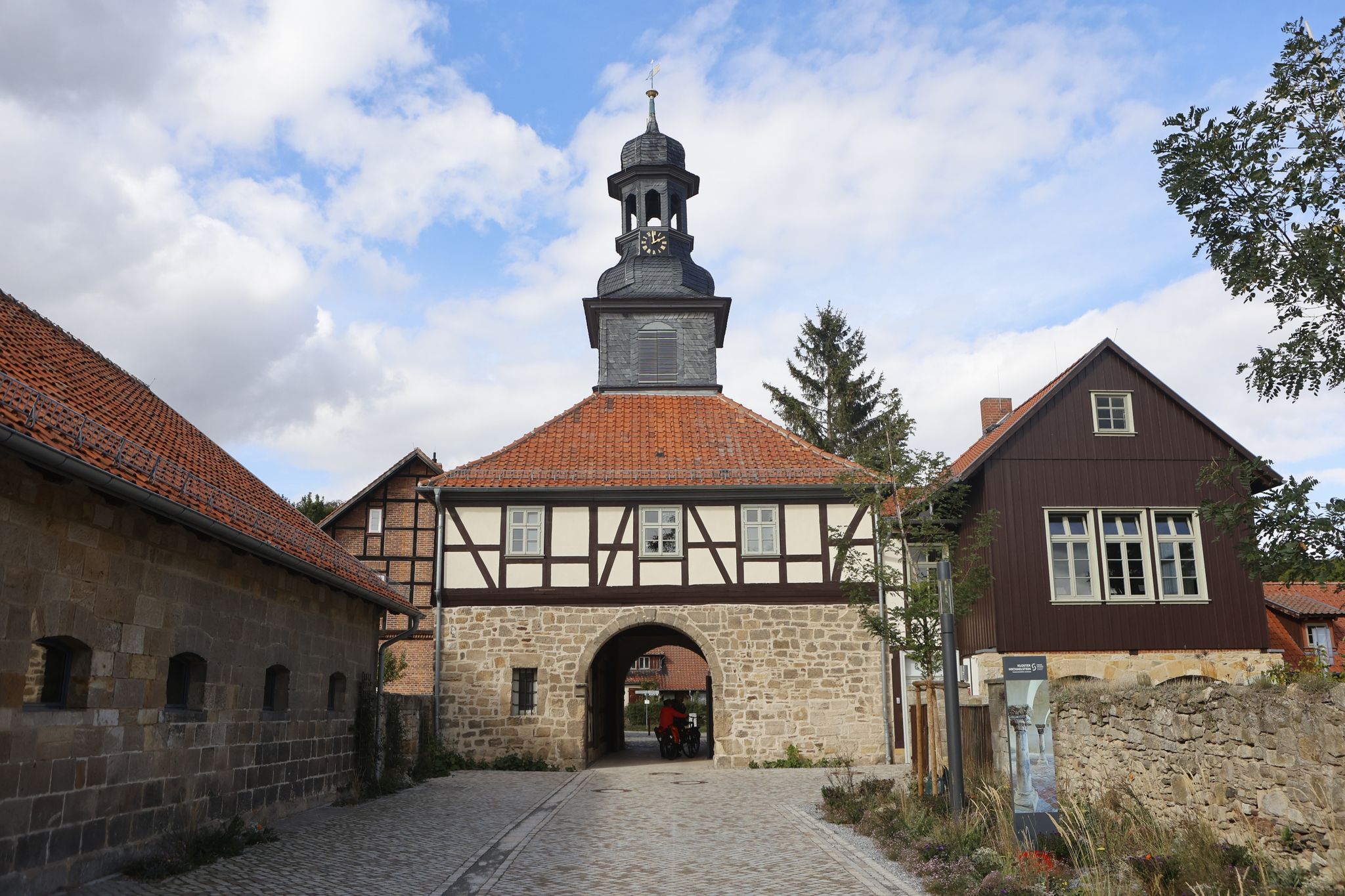 Blick auf das Torhaus im Kloster Michaelstein. Das beliebte Ausflugsziel ist eine ehemalige Zisterzienser-Abtei.