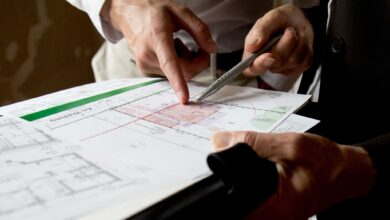 Die Tücken beim Ausbau: Vor dem Kauf eines Altbaus sollte eine gründliche Überprüfung durch einen Sachverständigen vorgenommen werden.