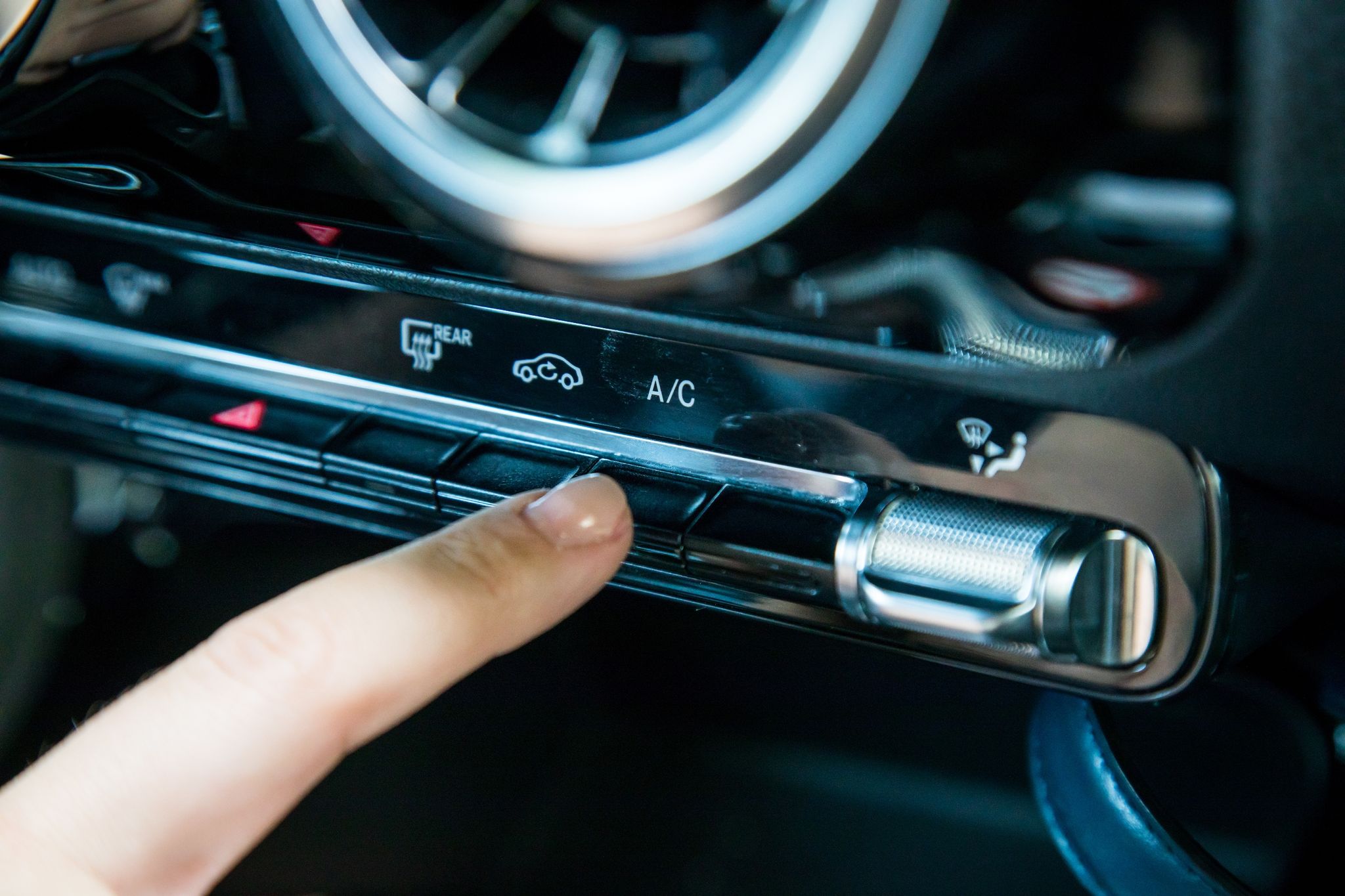 Unangenehme Gerüche in der Auto-Klimaanlage können auf Schimmel am Innenraumfilter hinweisen.