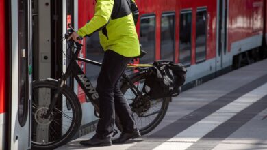 Um ein reibungsloses und schnelles Ein- und Aussteigen zu gewährleisten, sollten sich Fahrgäste mit Fahrrädern auf mehrere Fahrradabteile auf dem Bahnsteig verteilen.