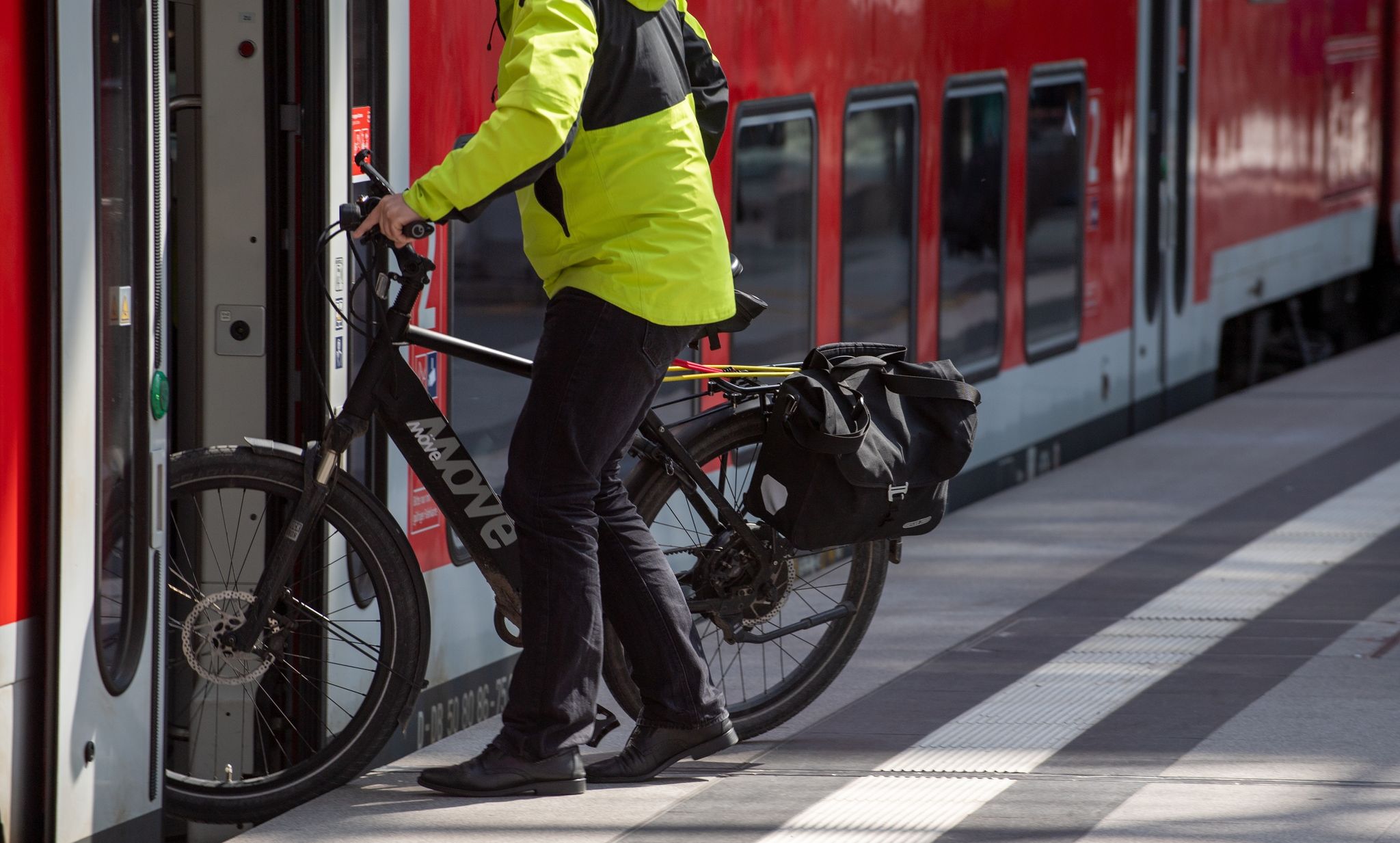 Um ein reibungsloses und schnelles Ein- und Aussteigen zu gewährleisten, sollten sich Fahrgäste mit Fahrrädern auf mehrere Fahrradabteile auf dem Bahnsteig verteilen.