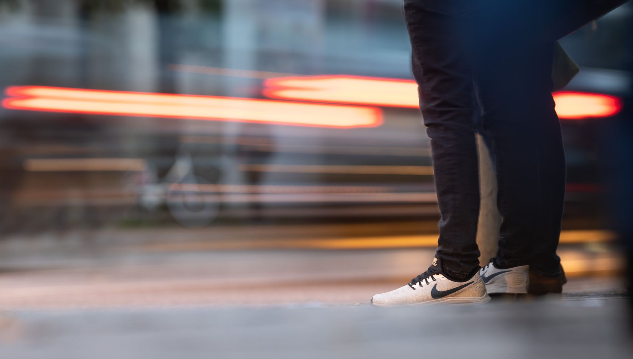 Lieber zweimal schauen: Bei Zusammenstößen mit Autos sind Fußgänger ungeschützt.