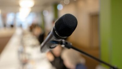 Hält man eine Hochzeitsrede vor einem größeren Publikum, sollte man sich rechtzeitig um ein Mikrofon kümmern und nicht zu schnell sprechen.