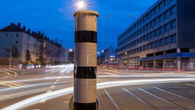 75 Euro Geldbuße und ein Punkt: Alle Insassen im Auto dürfen weder Blitzer-Apps, Radar-Warner noch ähnliche Systeme während der Fahrt bedienen.