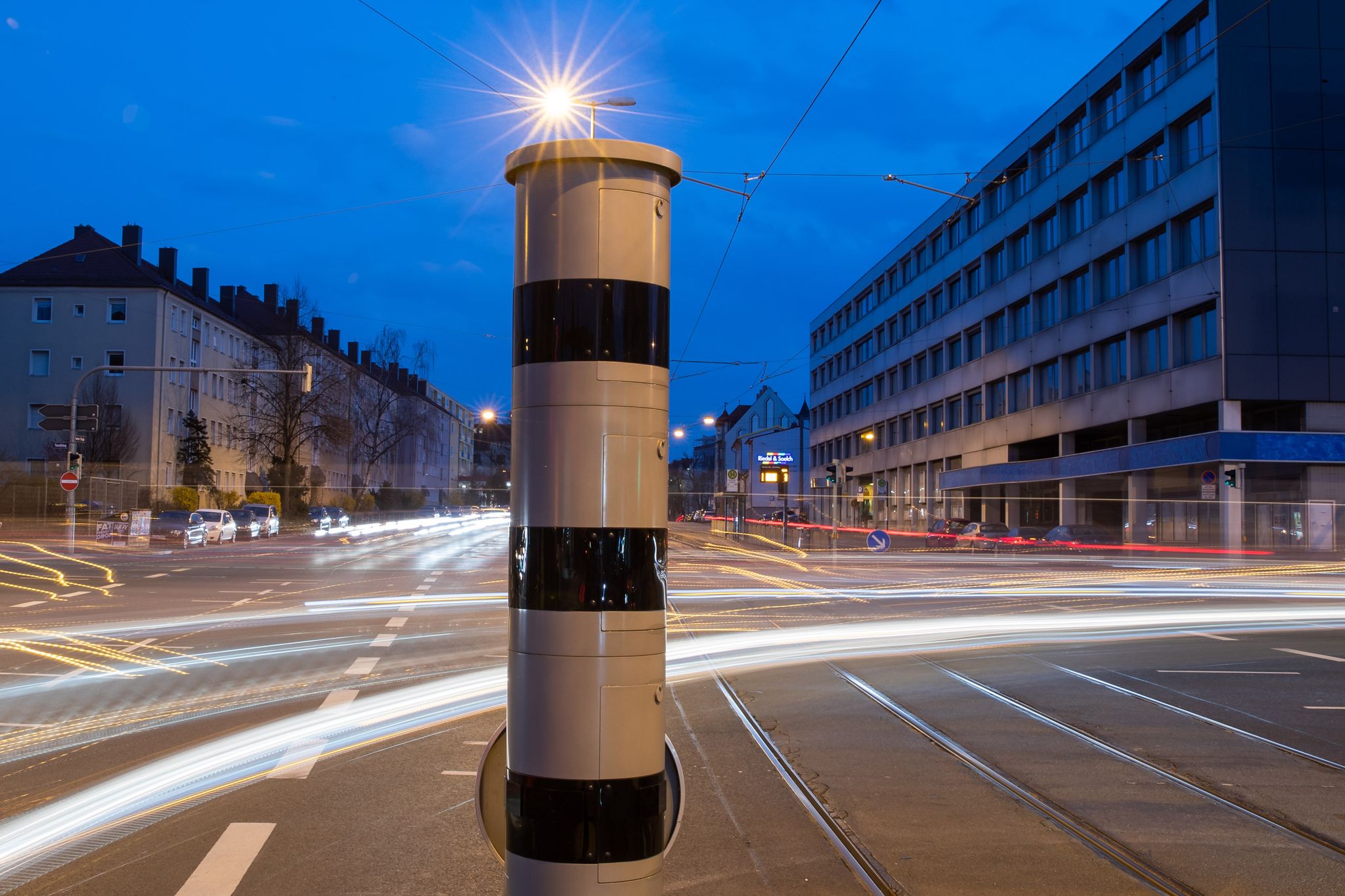 75 Euro Geldbuße und ein Punkt: Alle Insassen im Auto dürfen weder Blitzer-Apps, Radar-Warner noch ähnliche Systeme während der Fahrt bedienen.