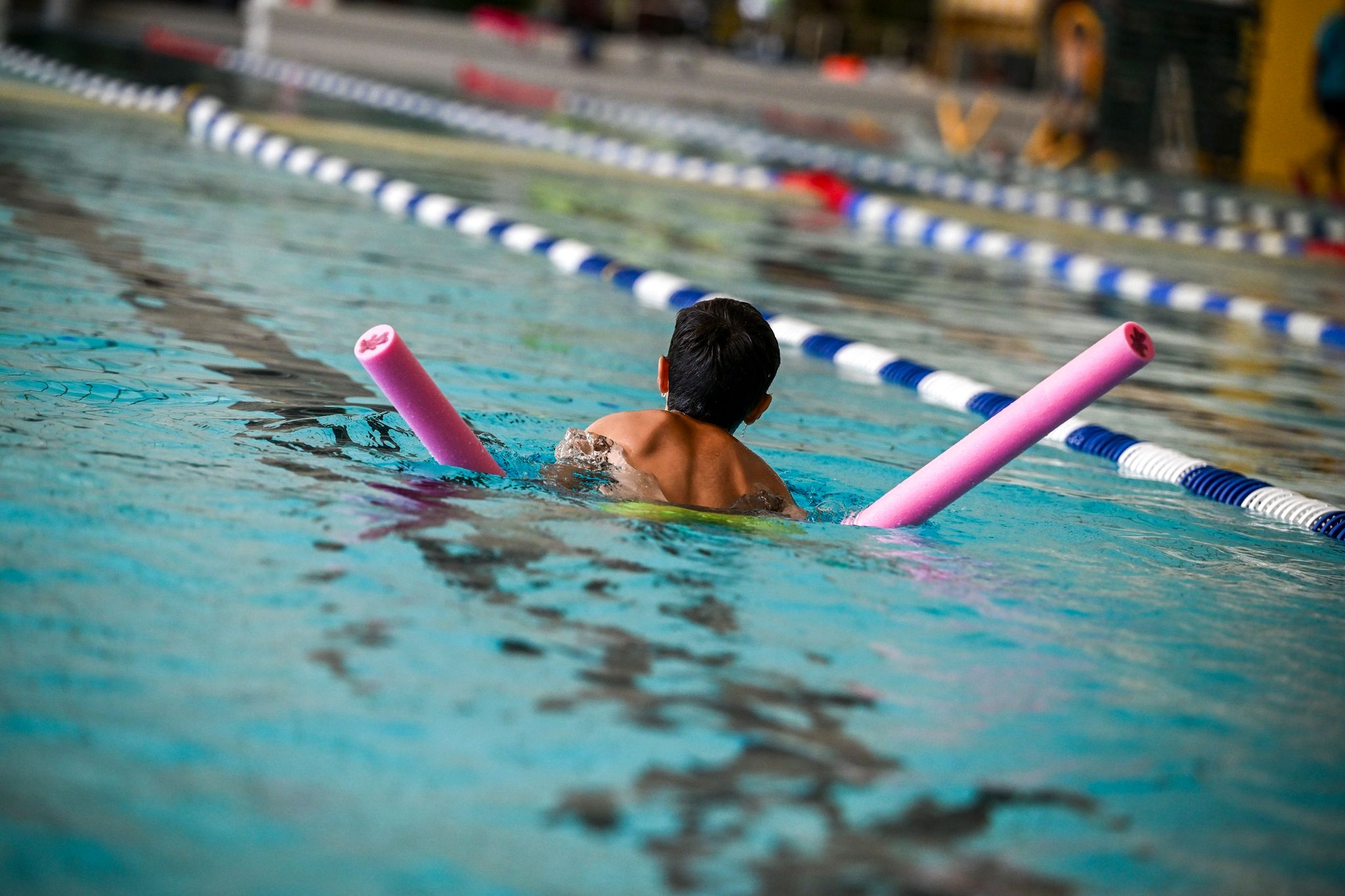 Das Kind früh anmelden und das Lehren den Profis überlassen: Die DLRG empfiehlt Schwimmkurse bereits im Vorschulalter.