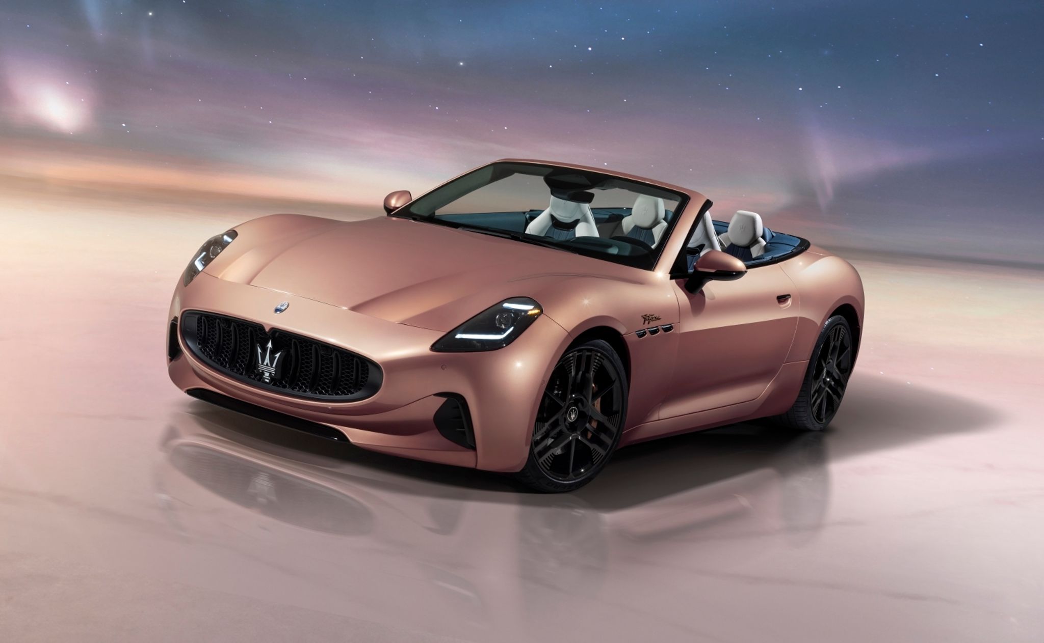 Elektrifizierter Dreizack: Maserati präsentiert mit dem GranCabrio Folgore das erste luxuriöse E-Cabriolet.