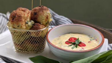 Zu den Kartoffel-Bärlauch-Bällchen serviert Food-Bloggerin Doreen Hassek einen Sauce Hollandaise-Dip. So ist das Gericht auch gleich ein toller Partner für ein paar Spargelstangen.