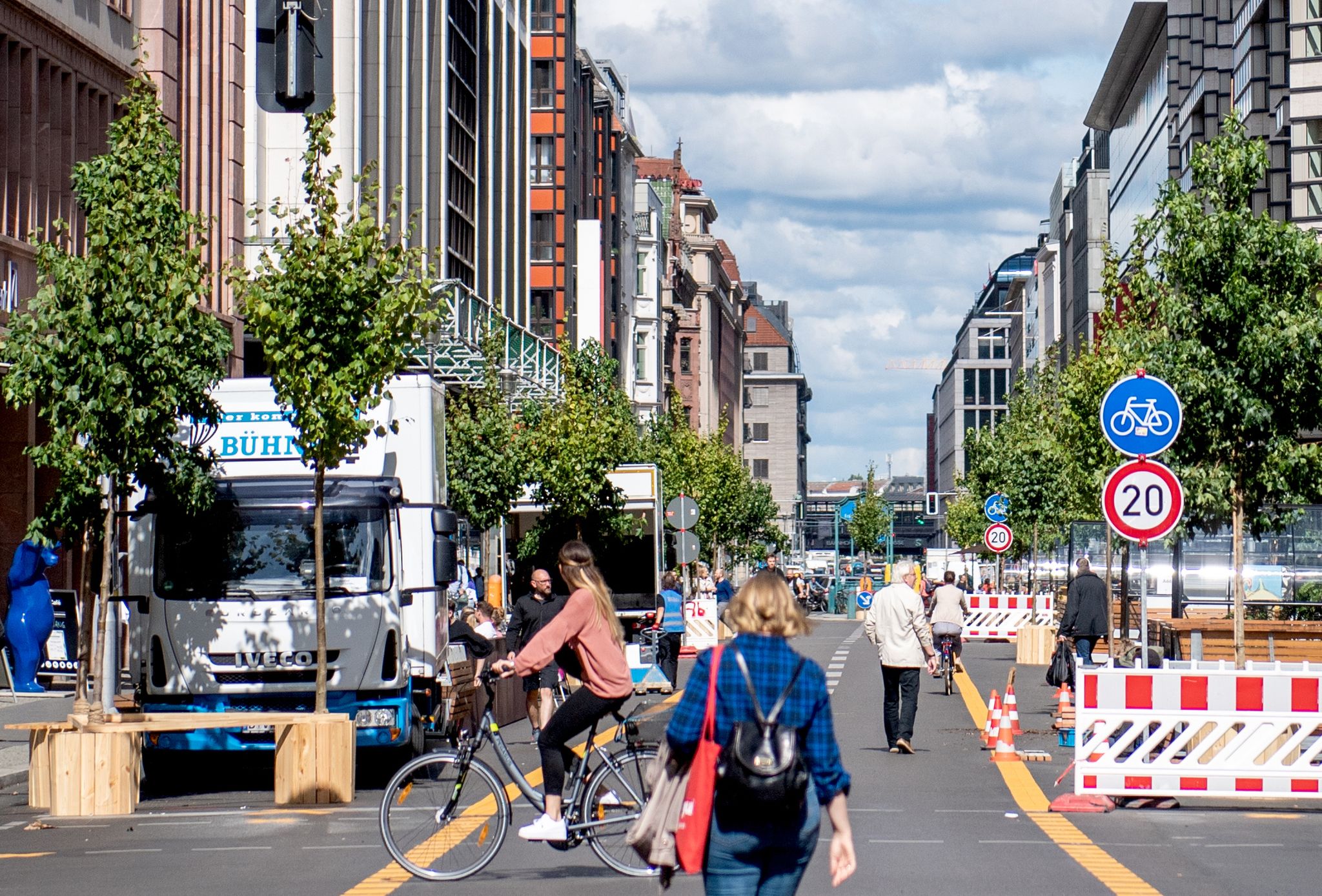 So nutzten Radfahrer und Fußgänger in Berlin die zeitweise autofreie Friedrichstraße.