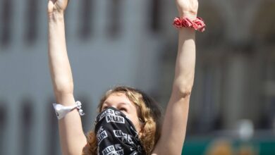 Gemeinsam mit anderen aktiv werden: Das kann helfen, einen Umgang mit der eigenen Klimaangst zu finden und etwas gegen den Wandel zu tun.