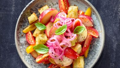 Pfirsiche verpassen dem Brotsalat von Tobias Henrich eine herrliche Sommernote.