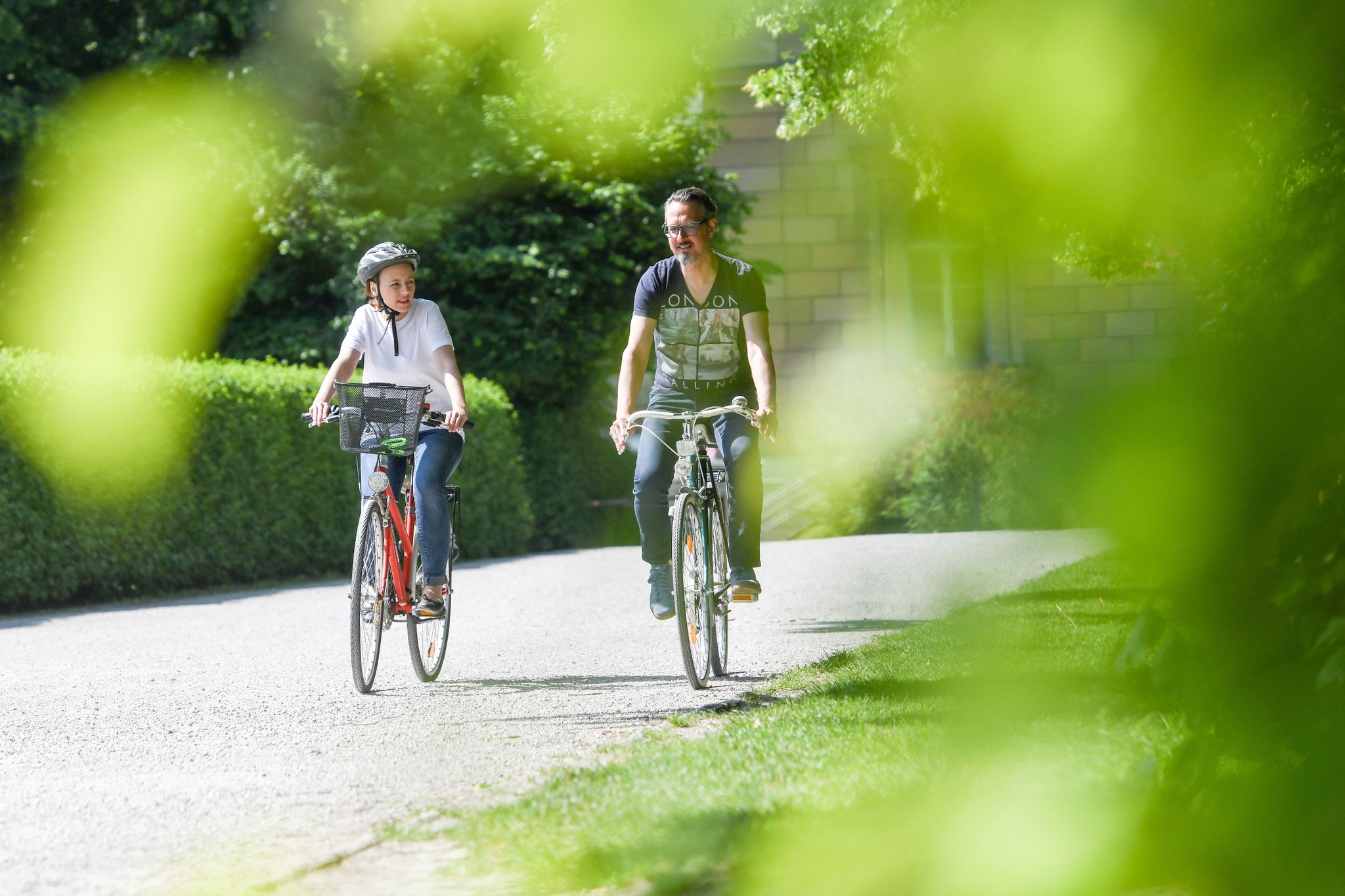 Wer nach einer rückenfreundlichen Sportart sucht, kann zum Beispiel Fahrrad fahren.