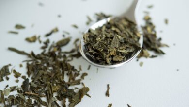 Stress- und angstfrei durchs Leben gehen à la Taylor Swift. Das verspricht sich mancher durch L-Theanin, eine Aminosäure, die vor allem in Teeblättern vorkommt.