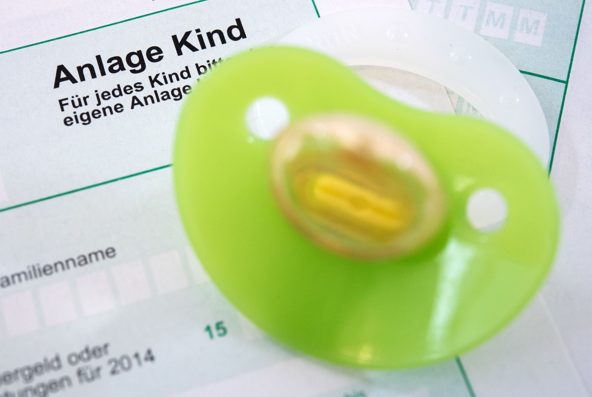 Lohnt sich für Eltern eher das Kindergeld oder der Kinderfreibetrag? Das Finanzamt prüft das im Rahmen der Steuererklärung automatisch.