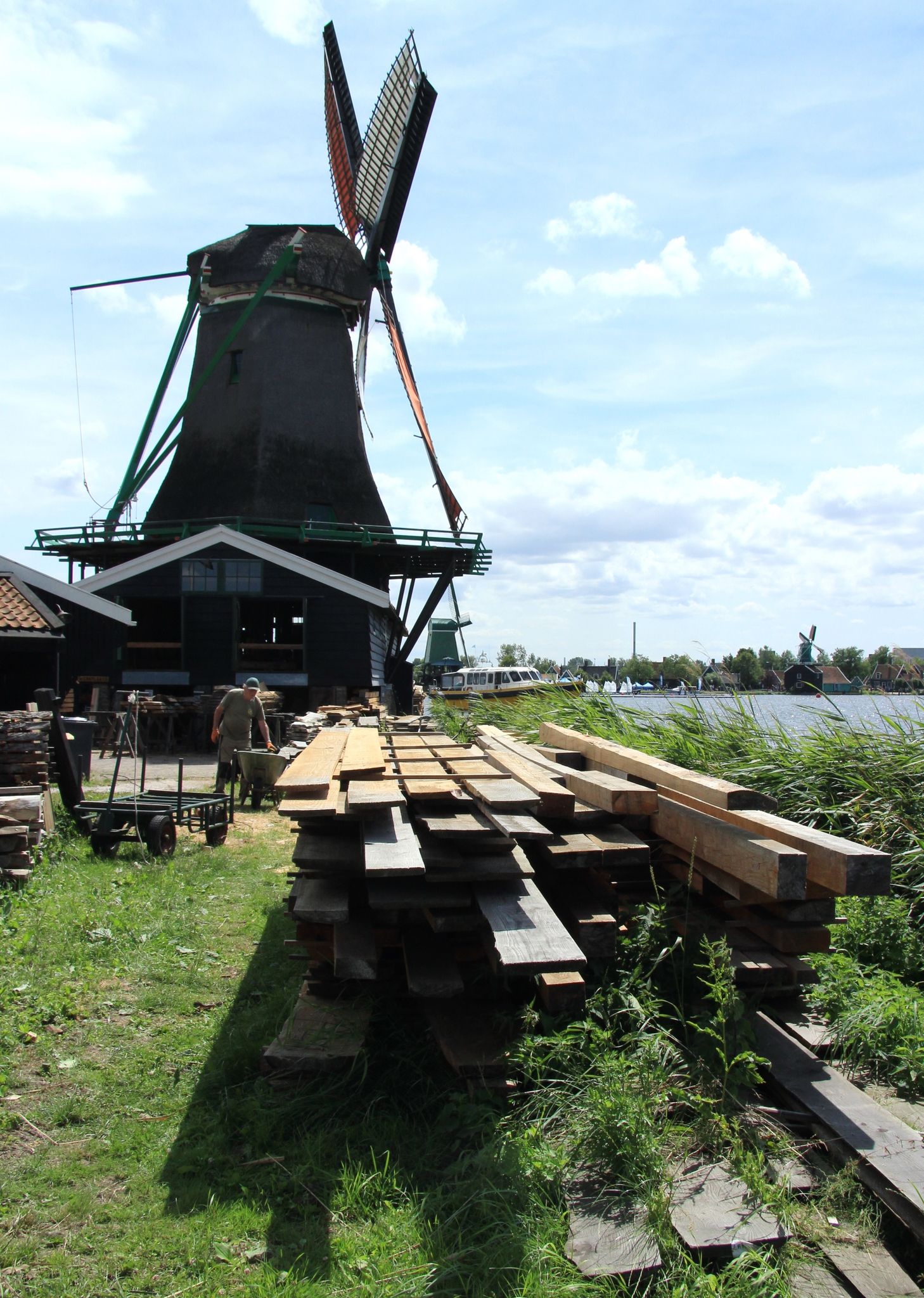 Holz vor der Mühle: Eines der Windkraftwerke fungiert wie in Hollands Goldenem Zeitalter als Sägewerk.