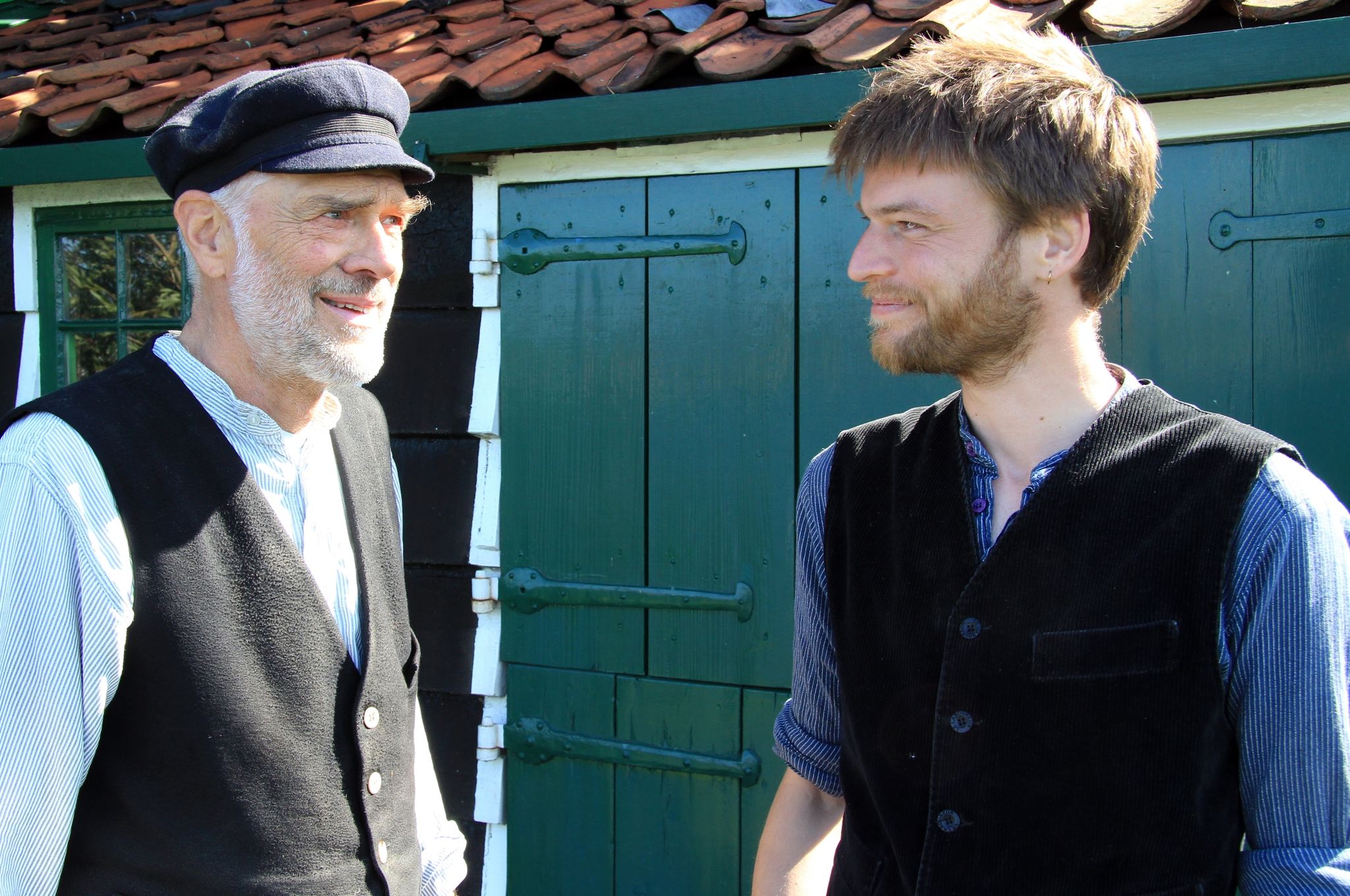 Ein gutes Team in der Ölmühle De Bonte Hen: Ehrenamtler Sjors van Leeuwen (li.) und Windmüller Jippe Kreuning.