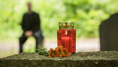 Wie tief und wie lange jemand nach dem Tod eines wichtigen Menschen trauert, ist sehr individuell.