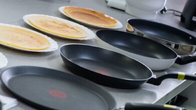 Bilder von einem Pfannentest? Weit gefehlt. Hier wurden Kochfelder geprüft. Die Bräunung der normierten Pfannkuchen gibt Aufschluss über die Wärmeverteilung auf den Kochfeldern.