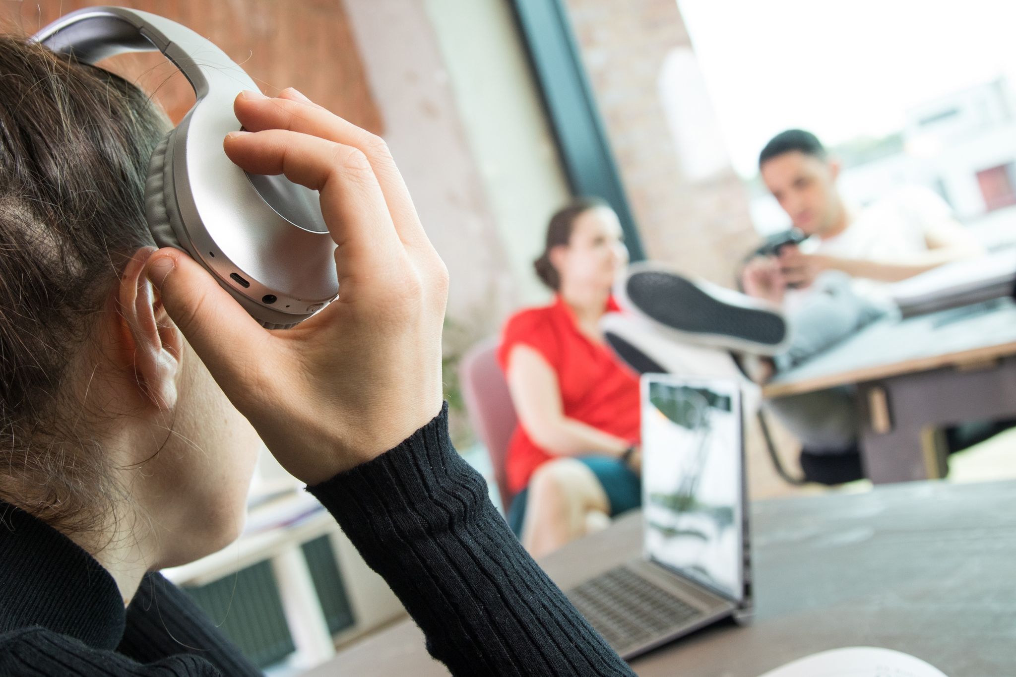 Noise-Cancelling-Kopfhörer können eine gute Lösung sein, wenn sich die Team-Mitglieder lautstark unterhalten.