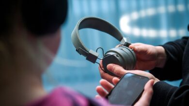 Kein Kabel mehr nötig: Mit zwei Bluetooth-Kopfhörern kann man gemeinsam Musik hören.