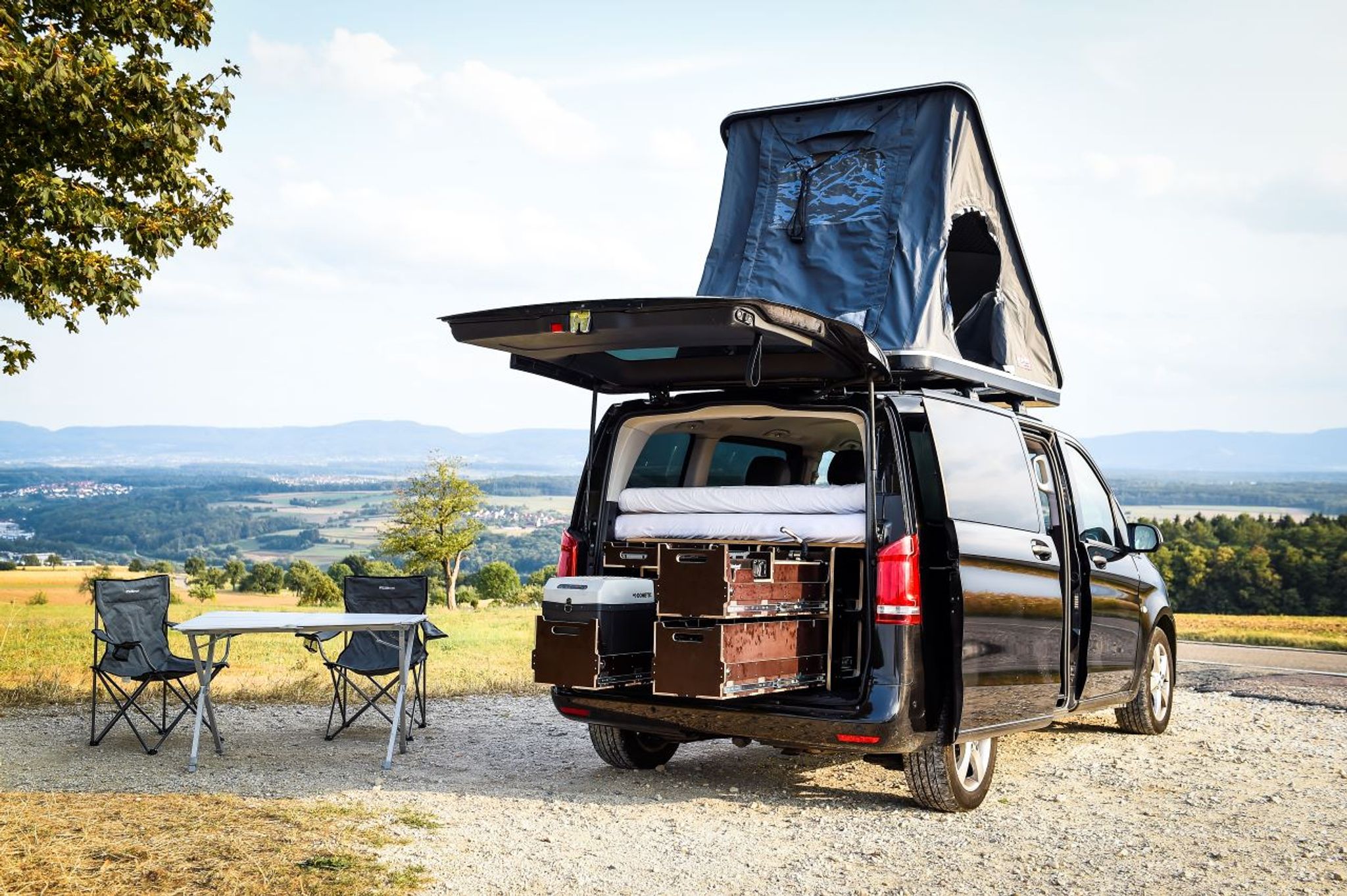 Fast schon wie ein richtiges Wohnmobil: Die flexiblen Campingmodule lassen sich zwar je nach Geldbeutel umfangreich gestalten, aber für den Alltagsbetrieb wieder ausbauen.