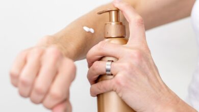 Sommerbräune ohne Sonnenbrand: Verteilt man den Selbstbräuner auf der Haut gleichmäßig, funktioniert das sogar streifenfrei.