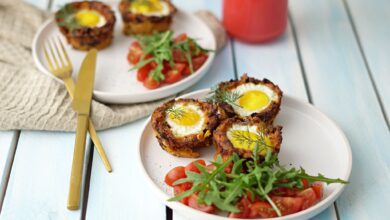 Die Kartoffelnester gelingen perfekt in den Mulden eines Muffinblechs. Bloggerin Mareike Pucka empfiehlt dazu als Beilage einen Tomatensalat.