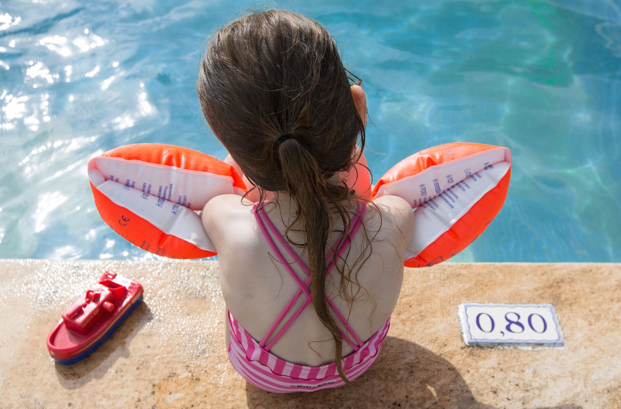 Schwimmlernhilfen sollen nicht vor dem Ertrinken schützen, sondern genug Auftrieb geben, damit sich das Kind in waagerechter Position im Wasser halten und Schwimmbewegungen üben kann.